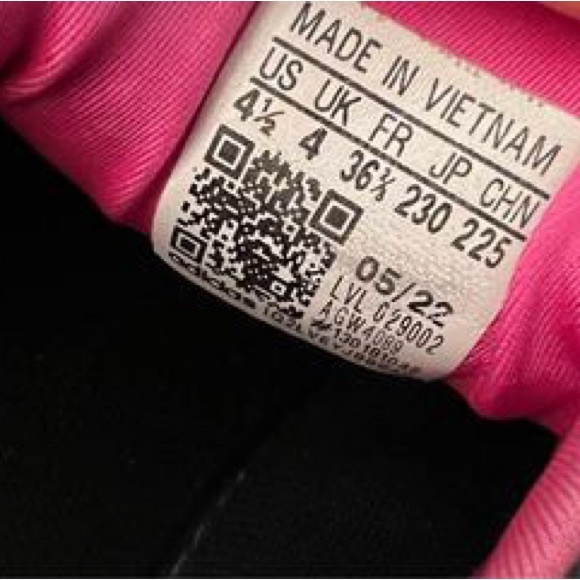 Adidas Size 4 Youth
 Good Condition - Picture 1 of 6